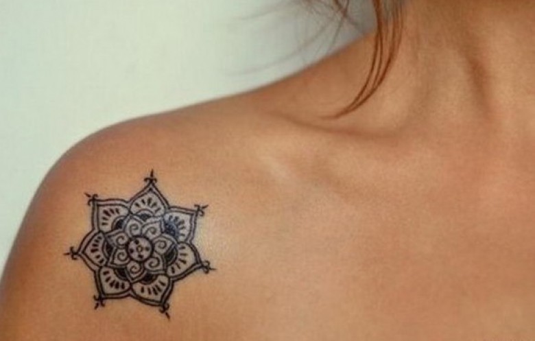 Image de Etoile Tatouage Femme  A La Clavicule 