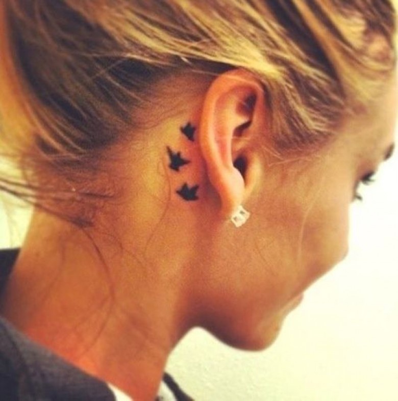 20 superbes idées de tatouages pour les oreilles