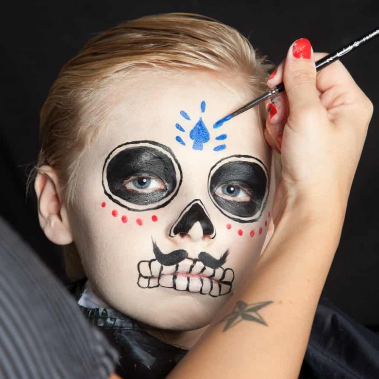 Mignon Petit Garçon Avec Du Maquillage D'halloween En Costume De Squelette.  Concept De Peinture De Visage Festif Halloween.