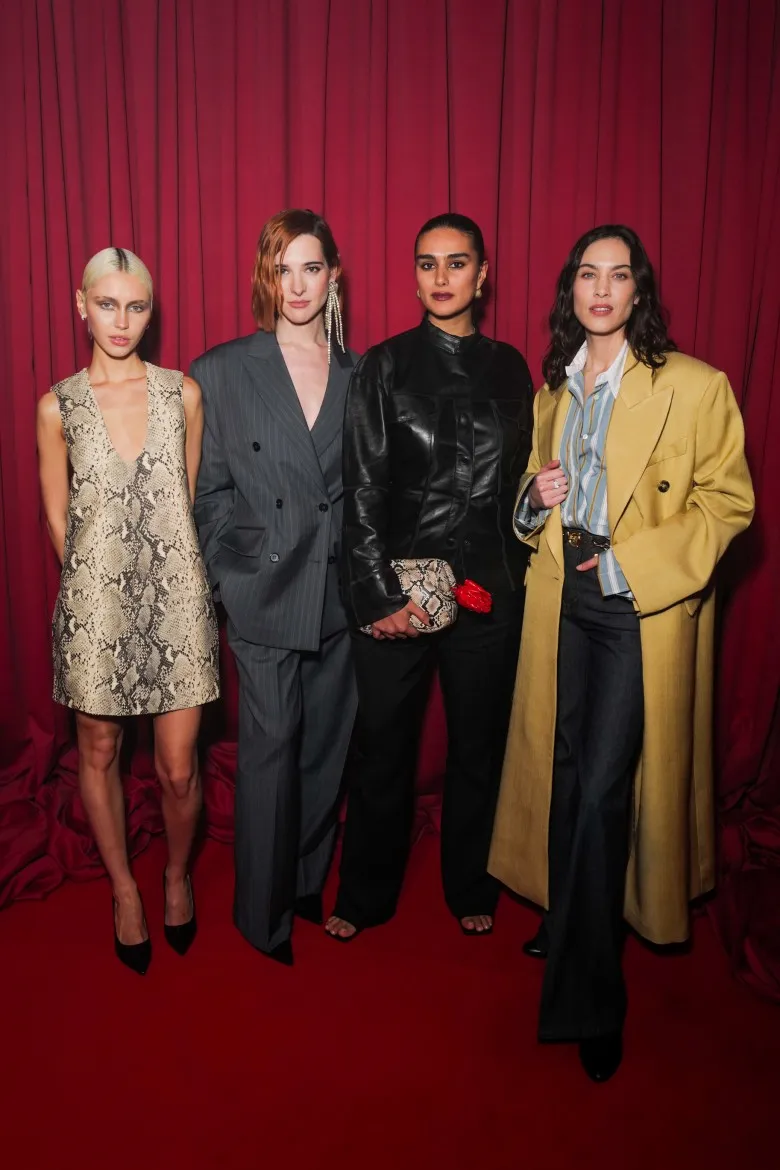 De gauche à droite: Iris Law, Har Nefi, Jill Kortleve et Alexa Chung