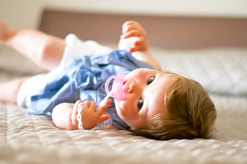 La vidéo d'un bébé hospitalisé avec la tétine scotchée à la bouche