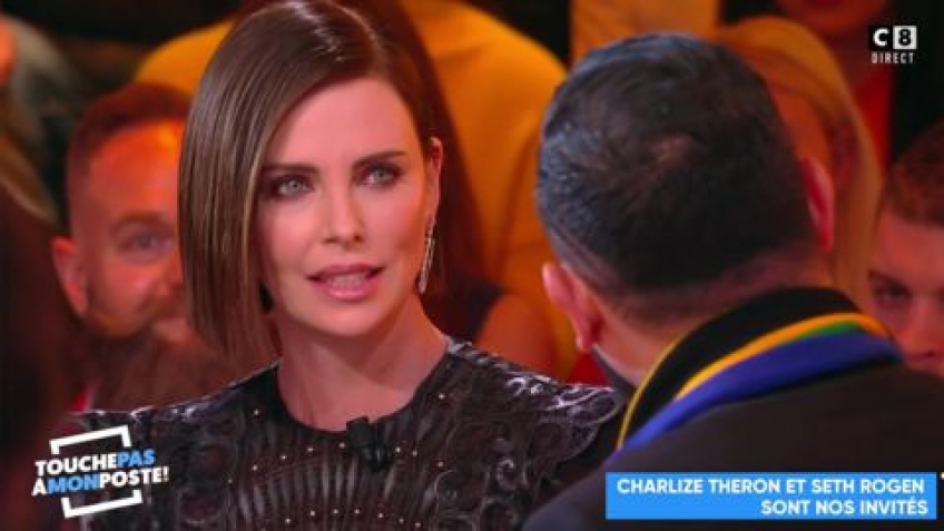 Charlize Theron recadre Cyril Hanouna pour un baiser non consentant