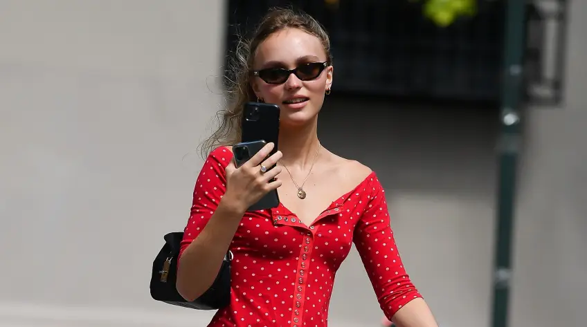 Manifestement, Lily Rose Depp adore piquer des chaussures dans le dressing de sa mamie