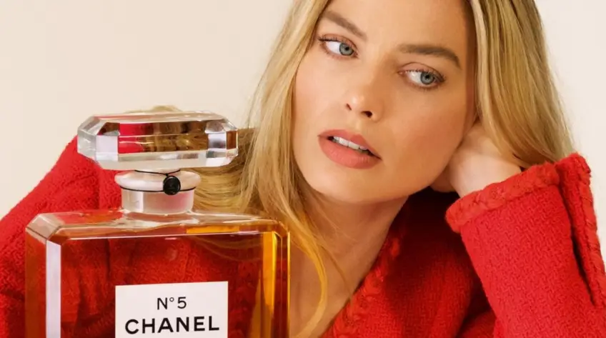 Du prêt-à-porter à la beauté, tout Chanel est tombé love de Margot Robbie